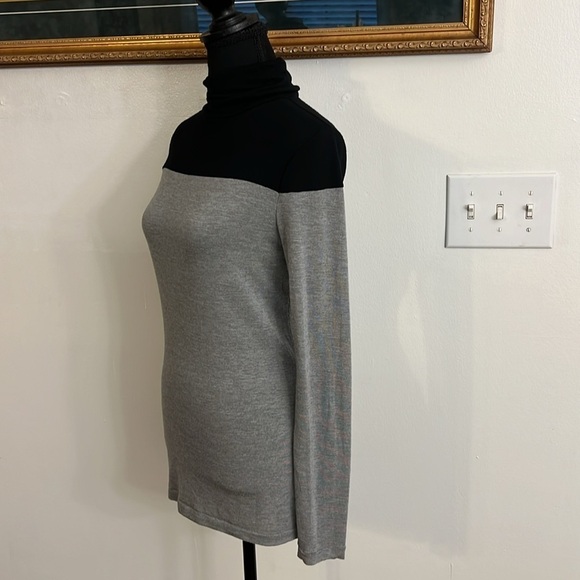 Banana Republic Two-Tone Long Sleeve Top, Sz. M. - Picture 5 of 9
